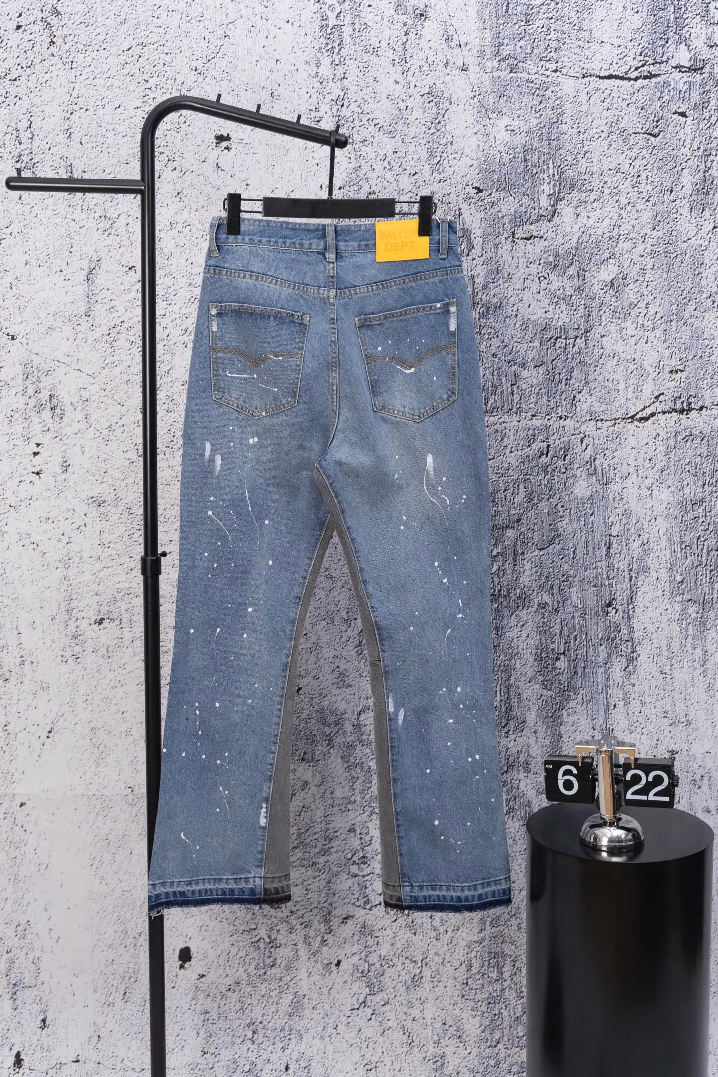 💰270 GALLERY DEPT.25ss new style splash-ink jeans, boot-cut trousers, denim + splash-ink, full of artistic sense! The trouser legs are spliced ​​with denim, creating a layered look, and the words "GALLERY DEPT." are super recognizable✨. High-density denim, wear-resistant and comfortable, perfect for daily wear or street style. Inspired by the classic elements of Helmut Lang, splashing ink is full of three-dimensionality. Pair it with simple tops or HL items to easily get a sense of avant-garde fashion! Gallery Dept. targets the global fashion pioneer group aged 18-35 and positions itself as a "high street art trendy brand". Cultural symbol output: Through endorsements from stars such as Virgil Abloh, Jennie, and Justin Bieber, the brand’s benchmark status in the hip-hop and fashion circles is strengthened. Size: 28-34 Color: Gray Blue